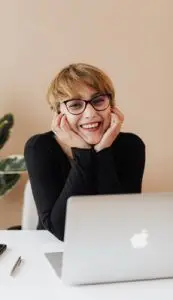 Llady smiling with Mac laptop